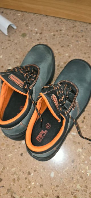 Zapatos de seguridad grises y negros