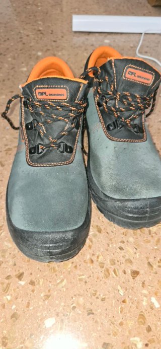 Zapatos de seguridad grises y negros