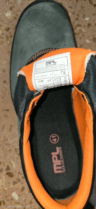 Zapatos de seguridad grises y negros