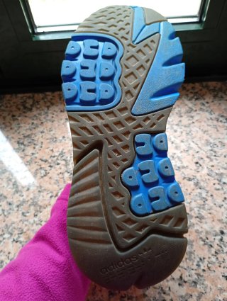 Tenis Adidas Beige y Gris