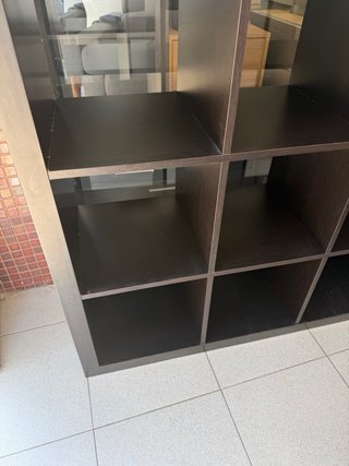 Librería modular de madera oscura