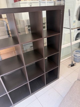 Librería modular de madera oscura