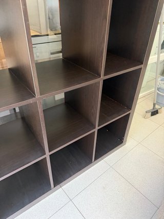 Librería modular de madera oscura