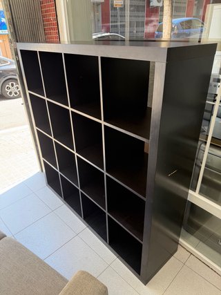 Librería modular de madera oscura