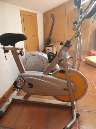 Bicicleta Estática Plateada