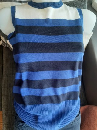 Top de punto azul y blanco de marca Armor-Lux