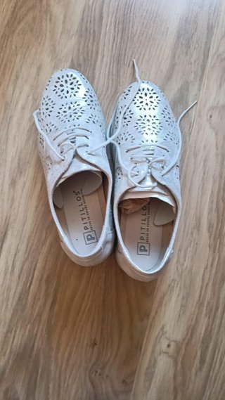 Zapatos Pitillos troquelados beige plateados