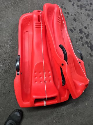 Trineo de nieve rojo