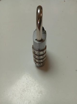 Candado de combinación plateado