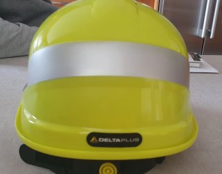 Casco de seguridad amarillo Delta Plus.