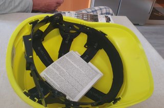 Casco de seguridad amarillo Delta Plus.