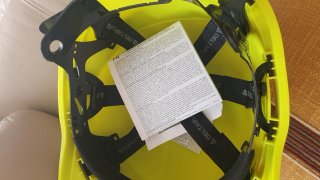 Casco de seguridad amarillo Delta Plus.