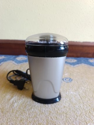 Molinillo de café plateado