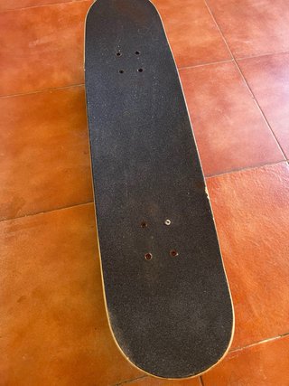 Monopatín con diseño de lobo