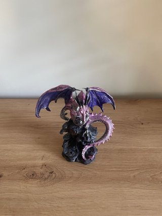 Figura dragón morado con orbe
