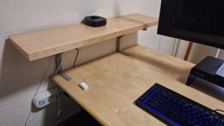 Tavolo, cassettiera e scaffale in legno e metallo