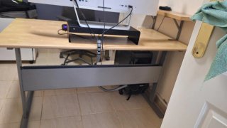 Tavolo, cassettiera e scaffale in legno e metallo