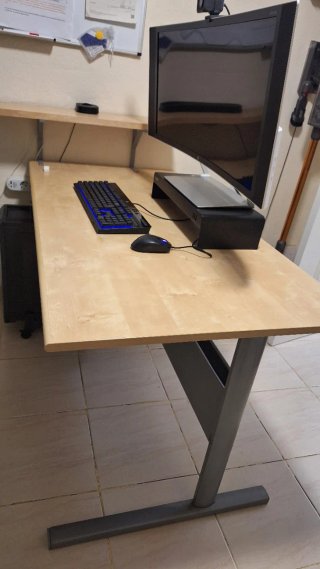 Tavolo, cassettiera e scaffale in legno e metallo