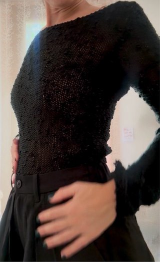 Jersey negro escotado manga larga