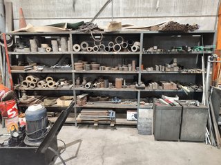 Estanterías y mesas industriales naranja