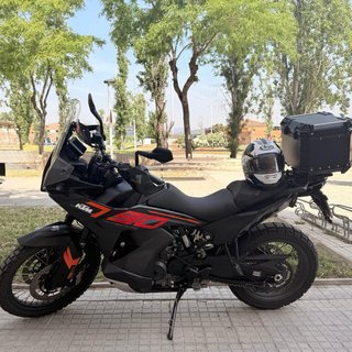KTM Adventure Moto Negra y Naranja