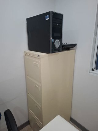 Cajonera metálica beige y ordenador