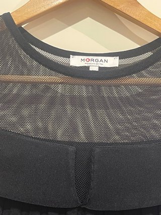 Vestido negro con escote transparente