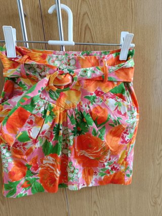 Falda floral con cinturón