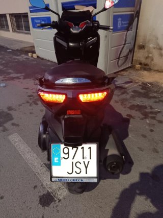 Yamaha XMAX 125 gris mate
