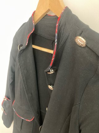 Chaqueta militar negra con detalles rojos