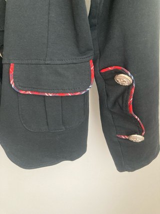 Chaqueta militar negra con detalles rojos