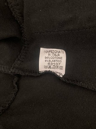 Chaqueta militar negra con detalles rojos