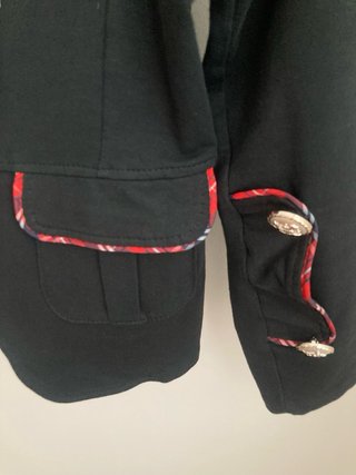 Chaqueta militar negra con detalles rojos