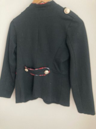 Chaqueta militar negra con detalles rojos