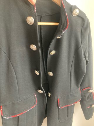 Chaqueta militar negra con detalles rojos