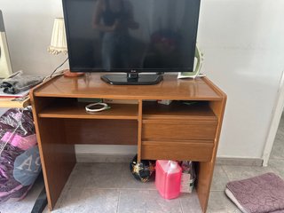 Escritorio de madera marrón