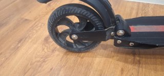 Patinete Eléctrico Negro con Casco