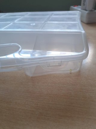 Caja organizadora transparente con compartimentos
