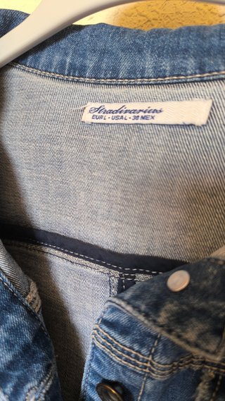 Cazadora vaquera Stradivarius azul