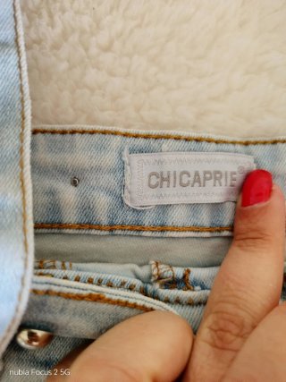 Top denim con borchie e bottoni