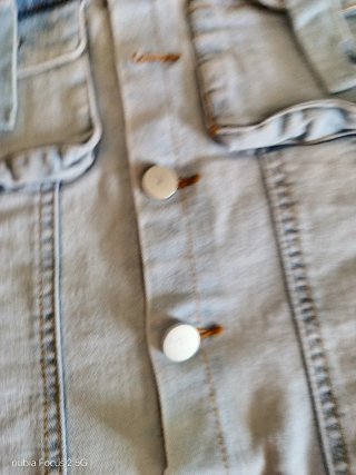 Top denim con borchie e bottoni
