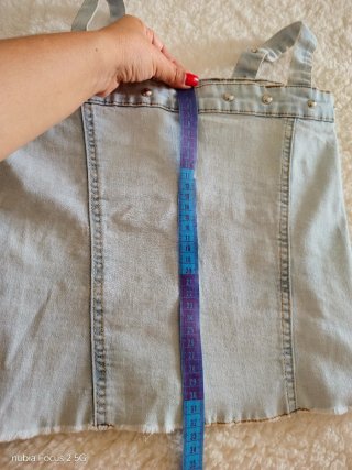 Top denim con borchie e bottoni