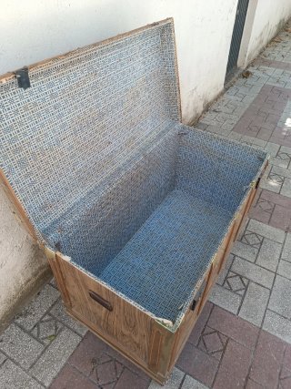 Arcón antiguo madera y metal.