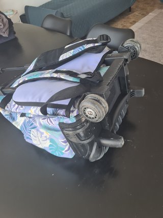 Mochila con ruedas y estampado floral