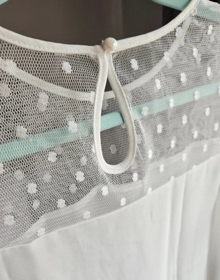 Blusa blanca de manga corta con lunares