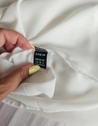 Blusa blanca de manga corta con lunares