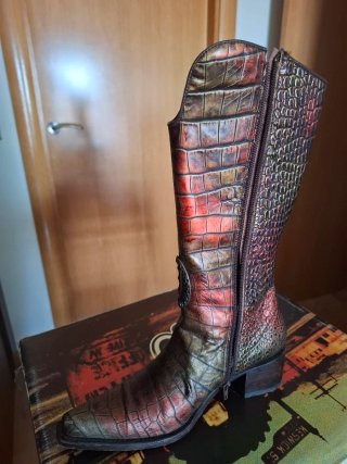 Bota campera piel, color tornasolado dorado y rojo
