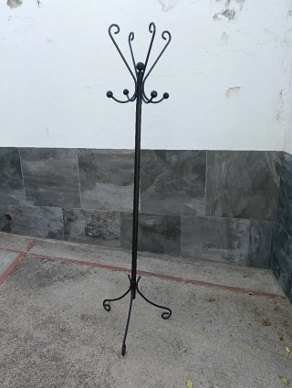Perchero de pie metálico negro