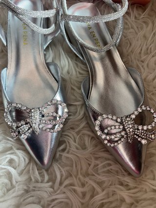 Zapatillas Alma en Pena plateadas con lazo