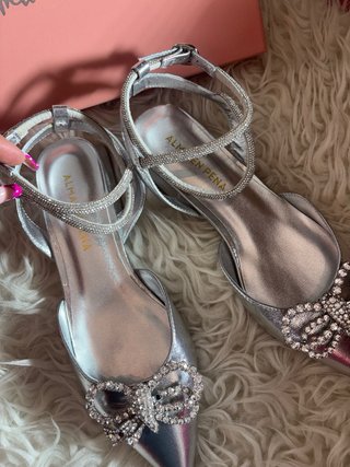 Zapatillas Alma en Pena plateadas con lazo